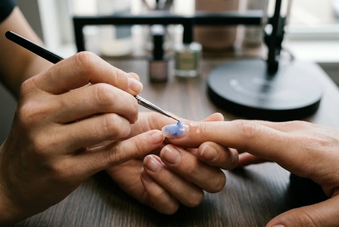 Blooming gel — niebieski pigment rozpływający się w efekt akwareli na paznokciu, nakładany cienkim pędzelkiem