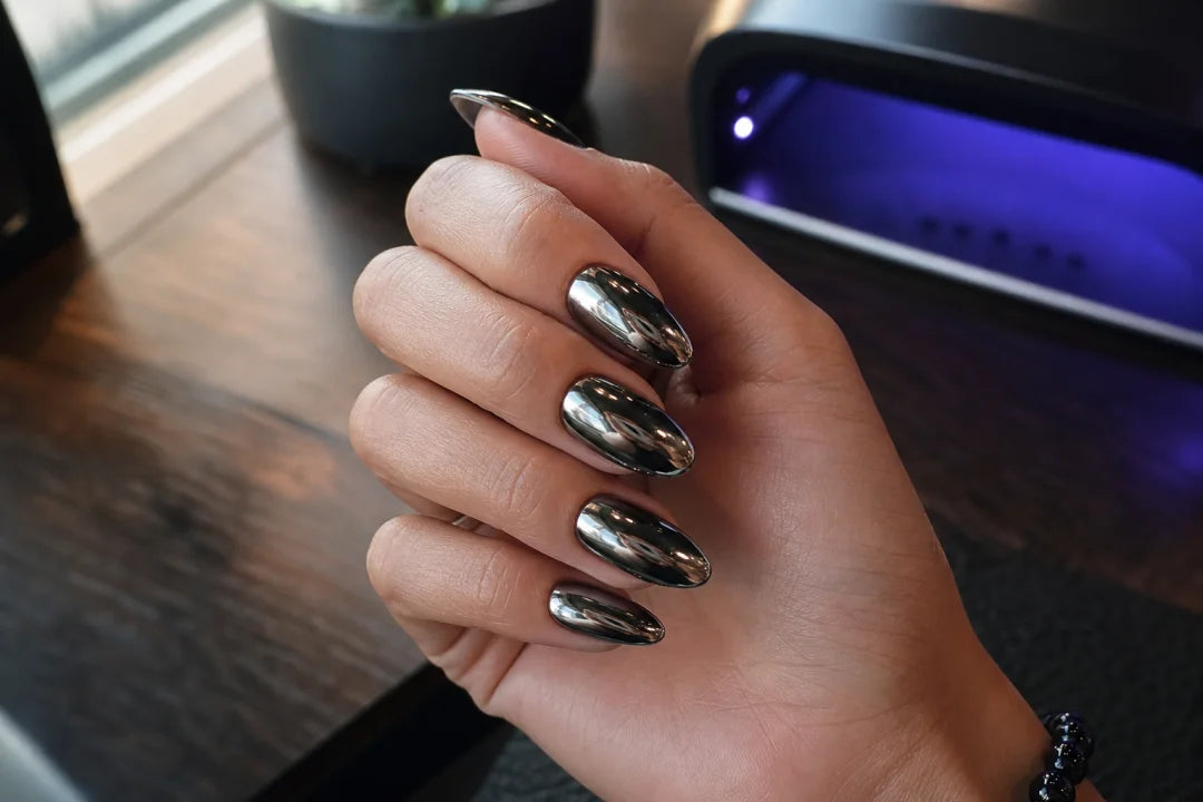 Lustrzane paznokcie z efektem lustra - srebrna metaliczna tafla chrome na ciemnej bazie, ksztalt migdal, profesjonalny salon