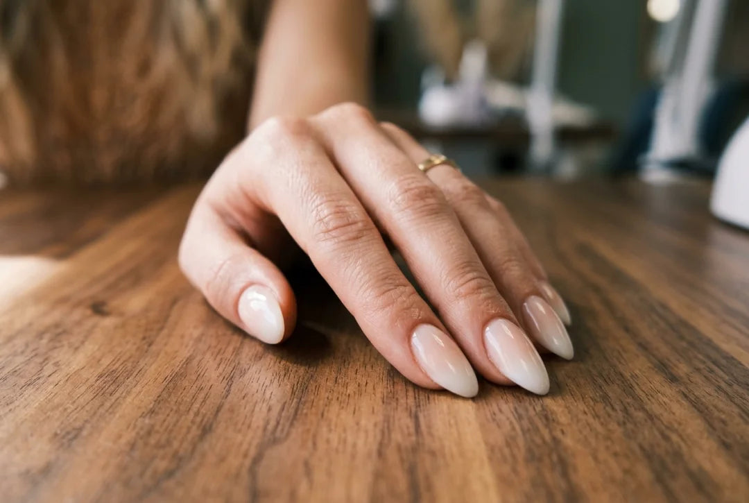 Paznokcie ombre french (baby boomer) - plynne przejscie od bieli do mlecznego nude na dloni